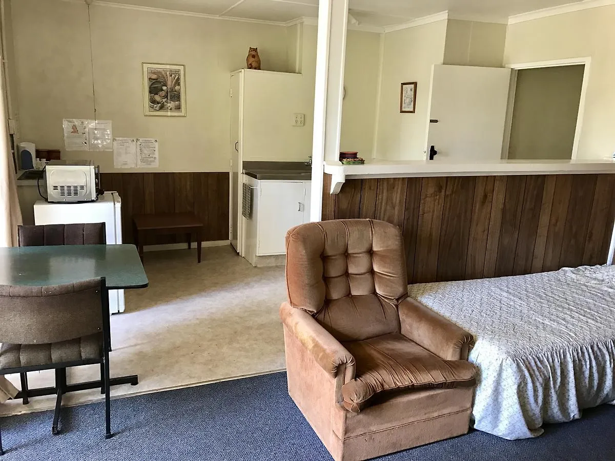 Golden Springs Motel, Holiday Park Motel